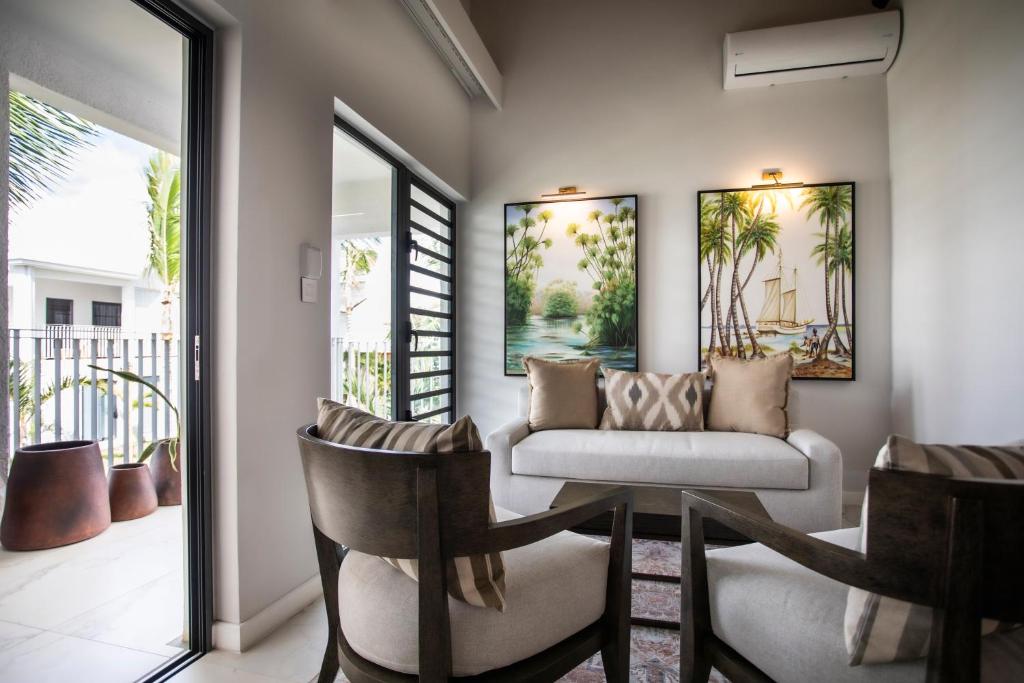 Mūsdienīgs viesnīcas Sea Diamond Boutique Hotel & Spa numurs ar mākslas darbiem.