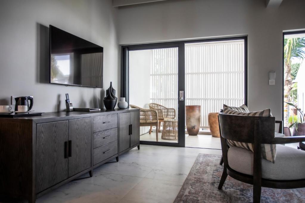 Mūsdienīgs viesnīcas numurs ar TV un piekļuvi terasei Sea Diamond Boutique Hotel & Spa