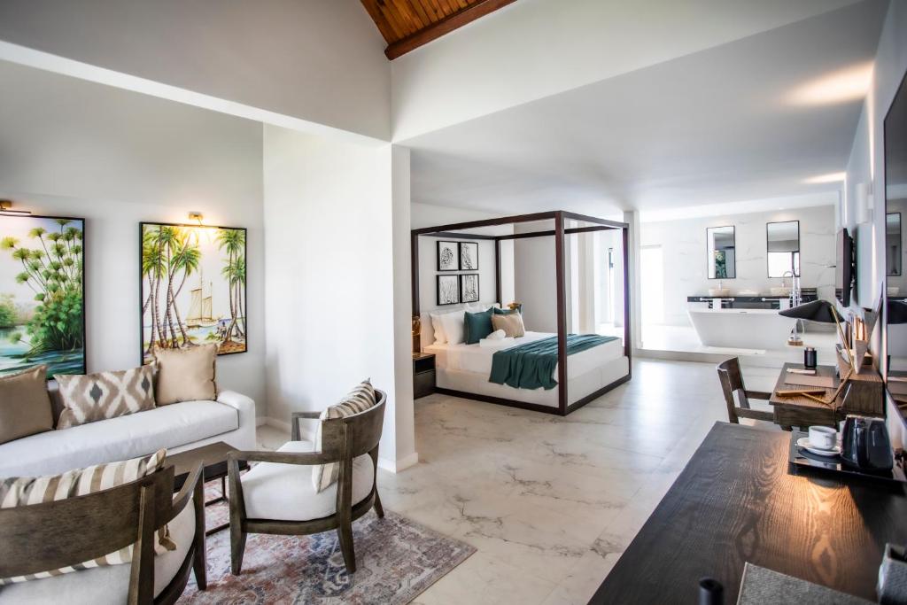 Mūsdienīgs numurs Sea Diamond Boutique Hotel & Spa ar divguļamo gultu un viesistabu.