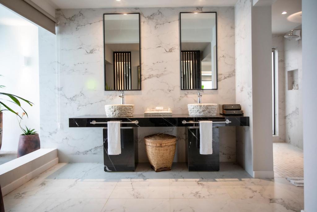 Mūsdienīga vannas istaba ar akmens izlietni un melnu galdu Sea Diamond Boutique Hotel & Spa