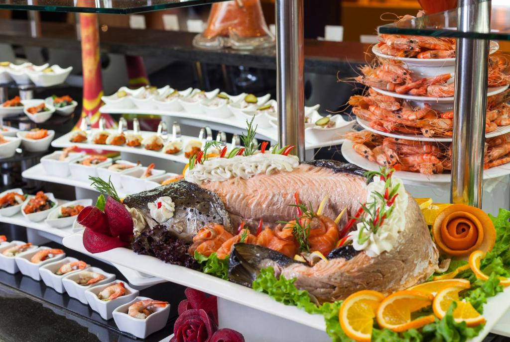 Bagāts jūras velšu bufete ar svaigu lašiem, garnelēm un dažādiem sushi. Gatavots ar krāsainiem garnējumiem un dekorācijām, radot pievilcīgu un gardu prezentāciju.