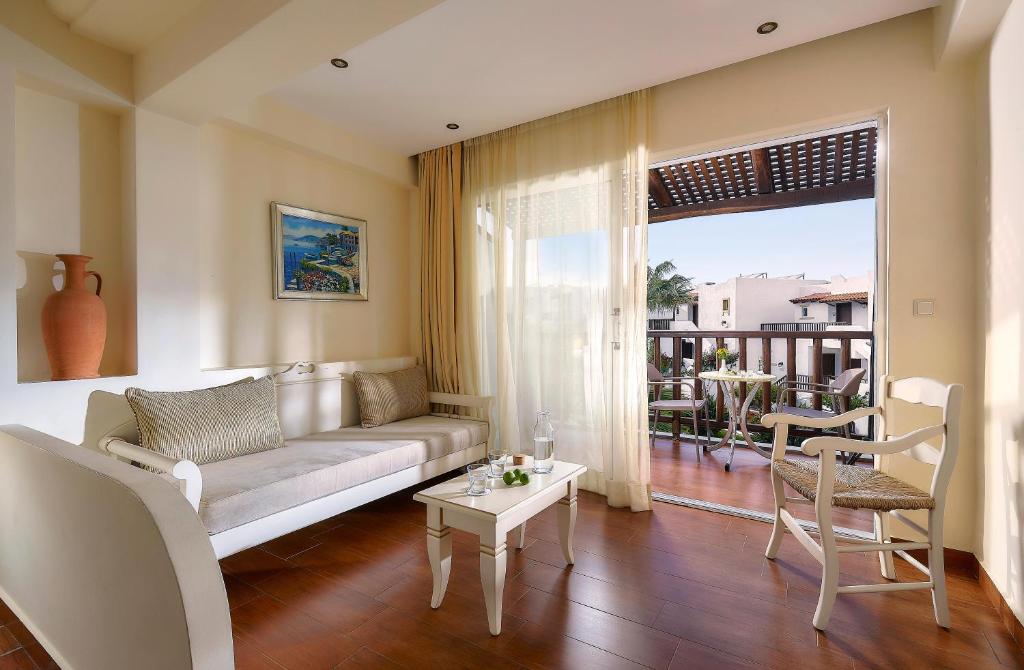 Gaisīga viesnīcas Alexander Beach Hotel & Village numura terase ar skatu uz dārzu.