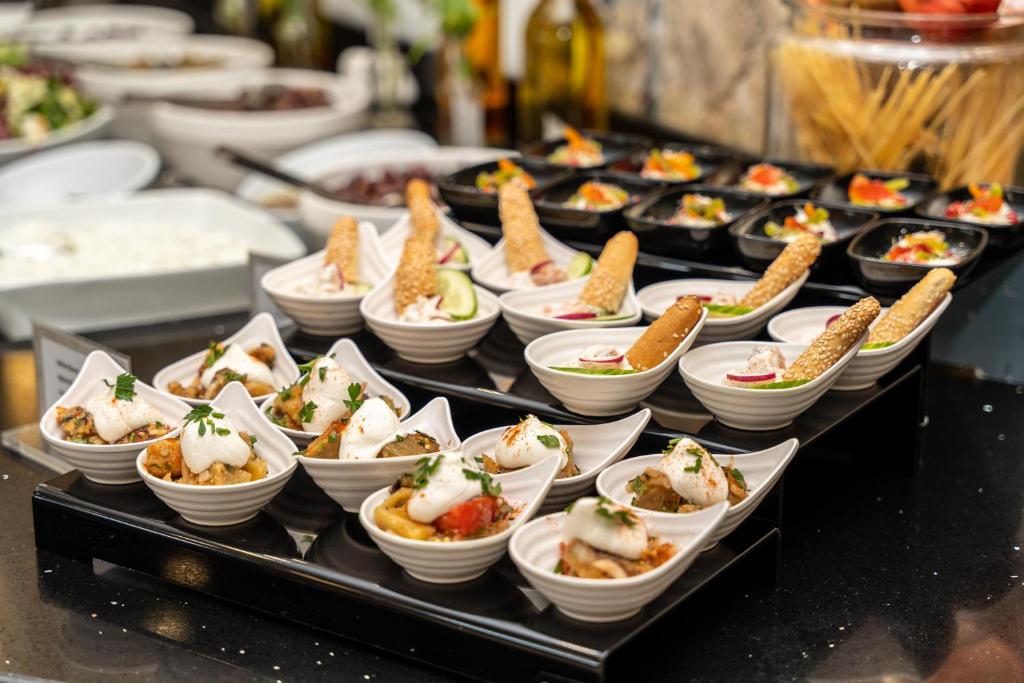Garšīgs ēdiens no Alexander Beach Hotel & Village bufetes