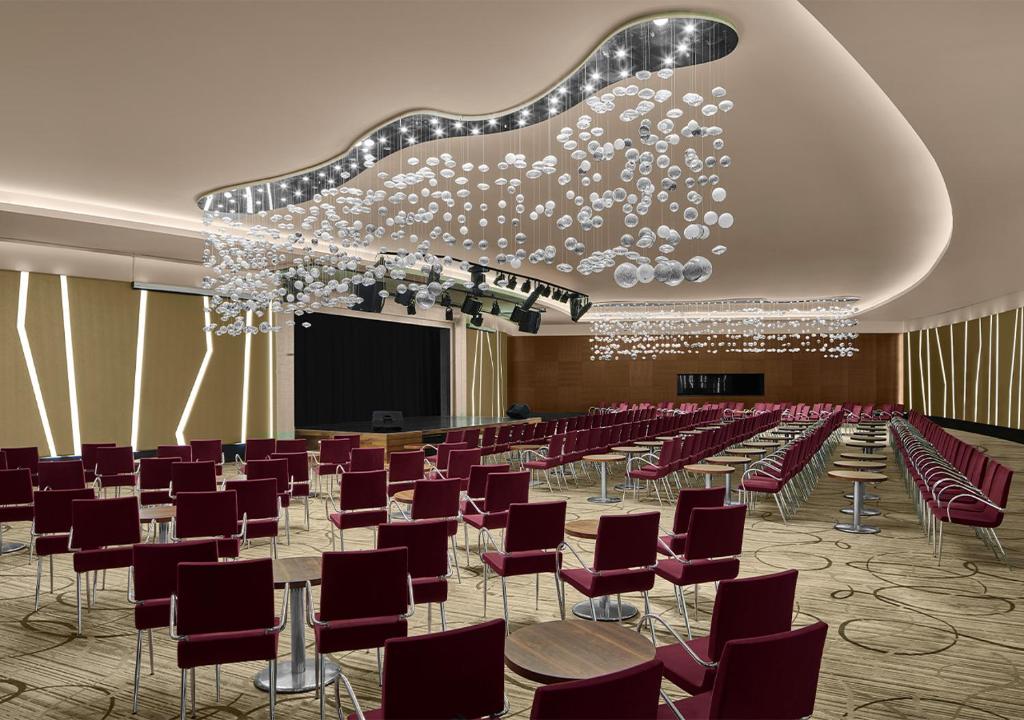 Konferenču zāle Akra Sorgun Tui Blue Sensatori ar mūsdienīgu apgaismojumu.