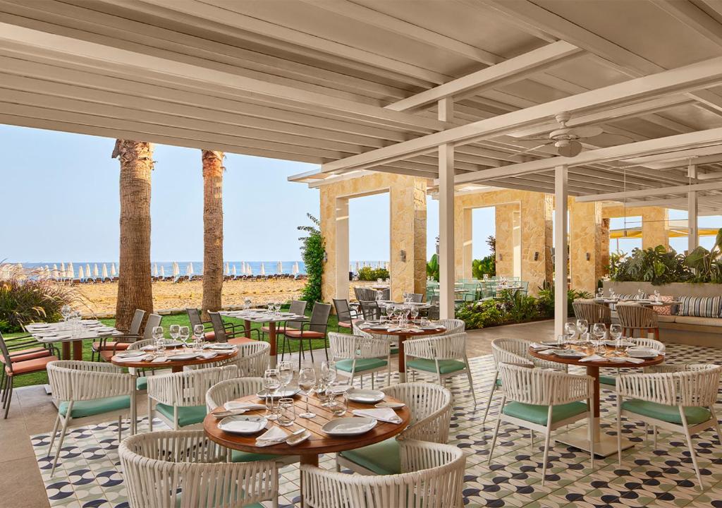 Restorāns piekrastē ar elegantiem galdiem Akra Sorgun Tui Blue Sensatori