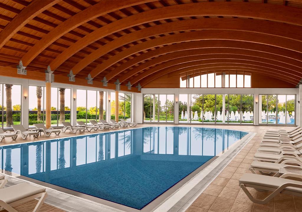 Iekštelpu baseins Akra Sorgun Tui Blue Sensatori ar koka griestiem un saulainu skatu.