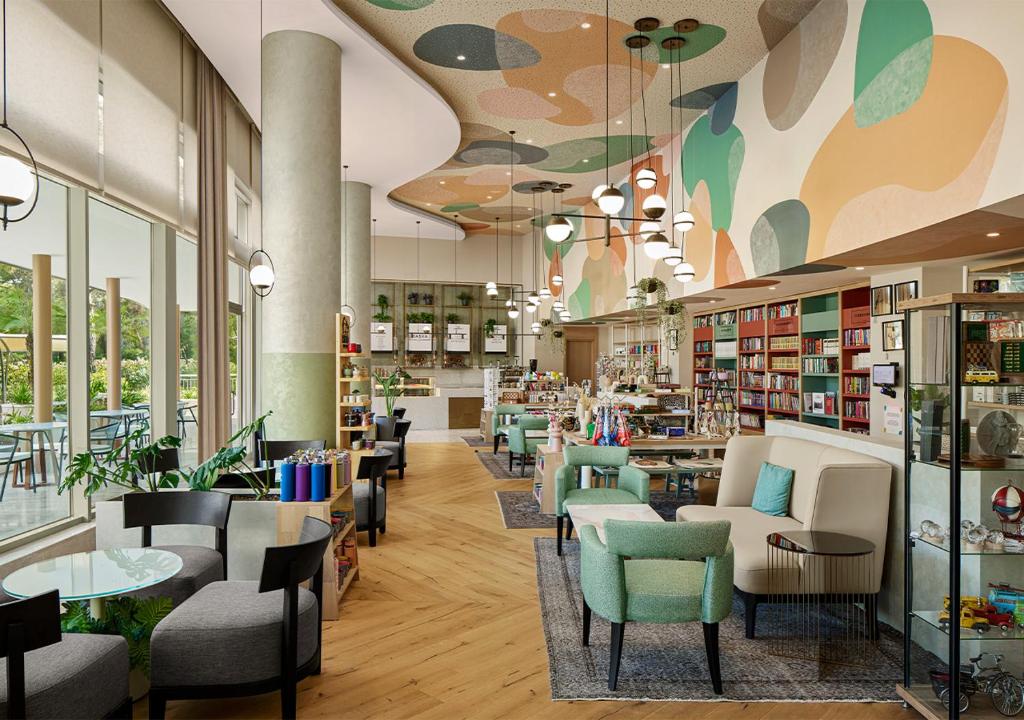 Mūsdienīgs interjers ar krāsainu griestu dizainu Akra Sorgun Tui Blue Sensatori