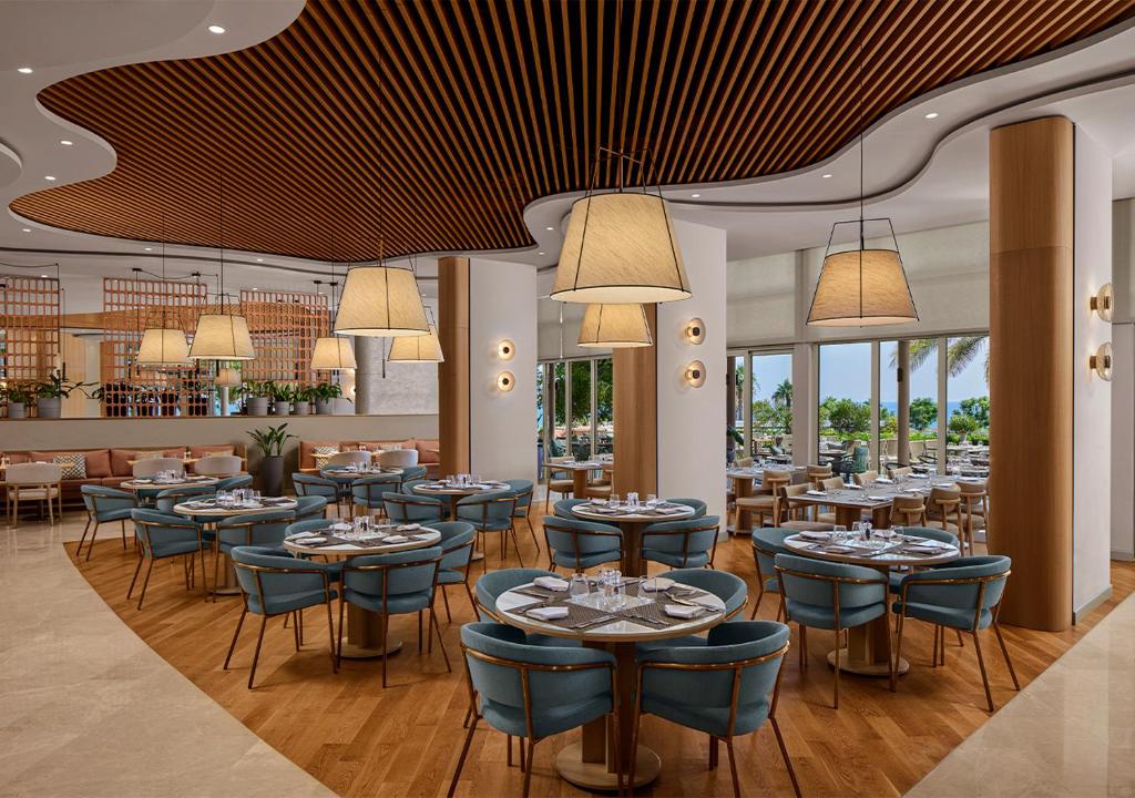 Moderns restorāns ar skatu uz dabu hotelī Akra Sorgun Tui Blue Sensatori.