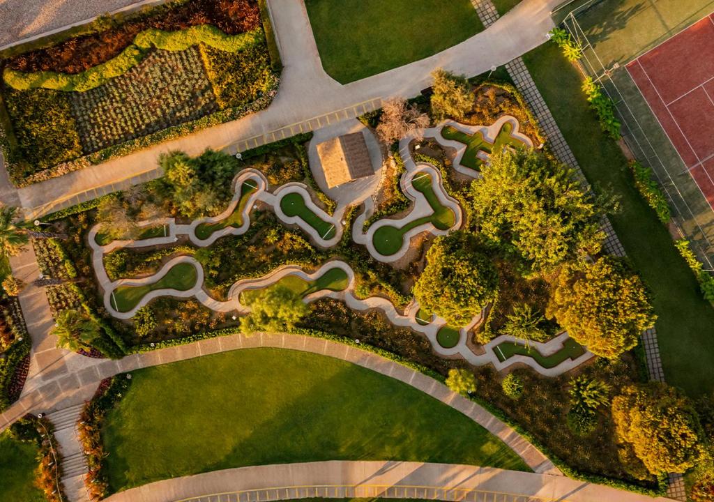 Viesnīcas Akra Sorgun Tui Blue Sensatori minigolfa laukums no augšas.