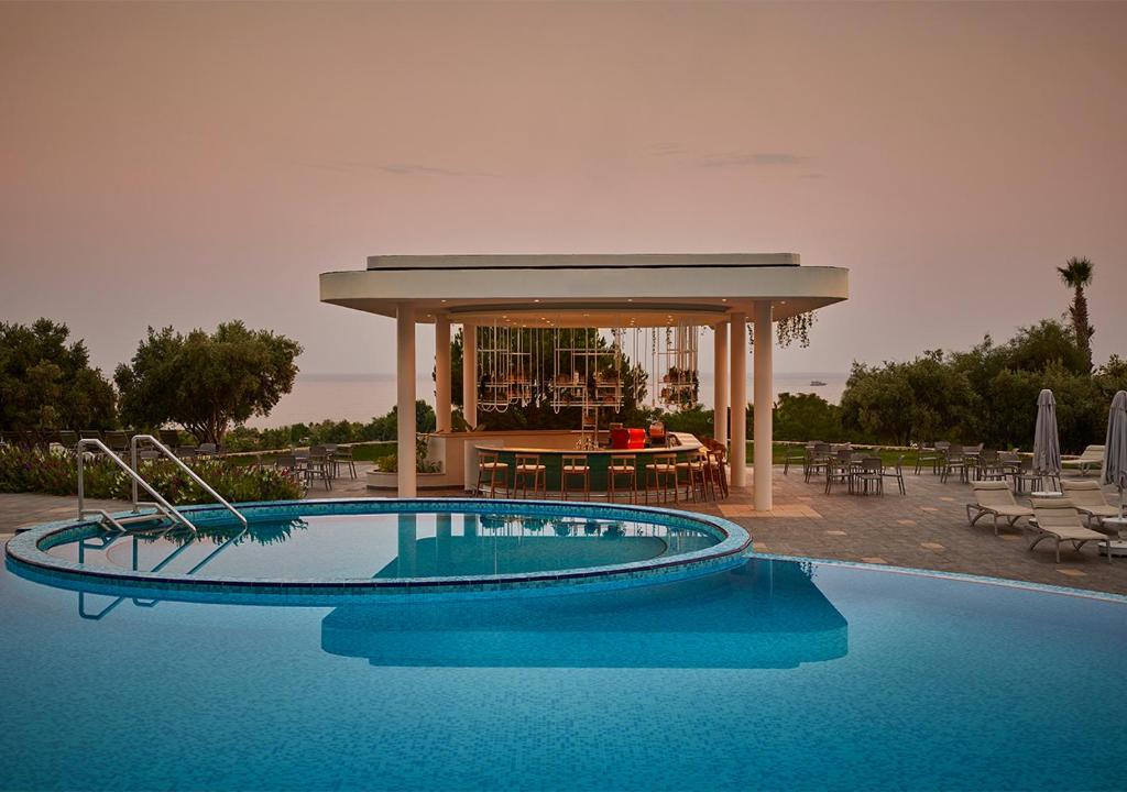 Akra Sorgun Tui Blue Sensatori baseins ar bāru piekrastē