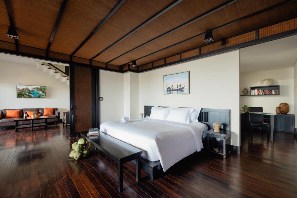 Mūsdienīgs un elegants viesnīcas numurs ar plašu guļamvietu, atpūtas zonu un darba stūri. Interjerā dominē dabīgas krāsas un koka elementi, radot mājīgu atmosfēru.