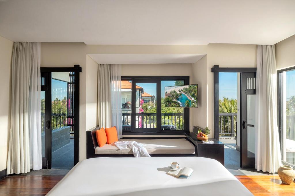 Mūsdienīgs viesnīcas numurs ar plašiem logiem, kas piedāvā skatu uz dārzu un baseinu. Interjers ir gaišs un elegants, ar ērtu atpūtas stūrīti un televizoru.