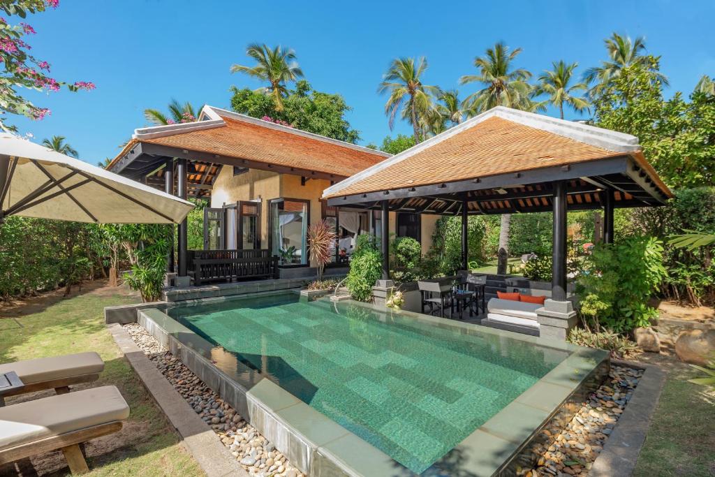 Mūsdienīga villa ar baseinu, skaistā tropiskā vidē, kurā ir dārza zona un terase atpūtai. Ideāla vieta relaksācijai un brīvdienām.