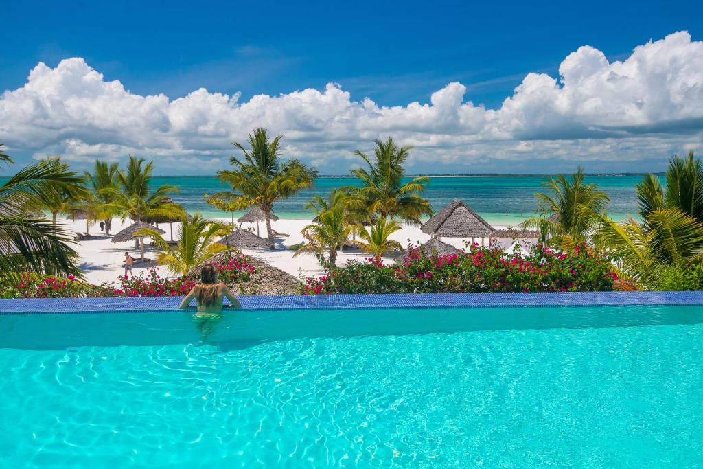 Konokono Beach Resort baseins un skats uz okeānu