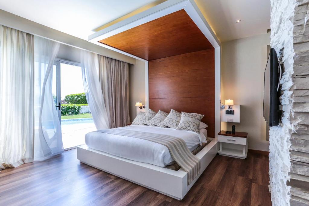 Mūsdienīgs numurs Sunrise Grand Select Montemare Resort ar terasi.