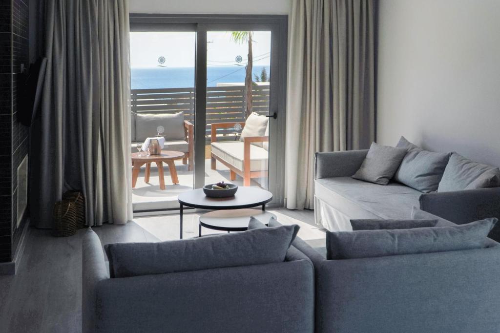 Mūsdienīgs viesnīcas numurs ar terasi pie Princess Sun Hotel