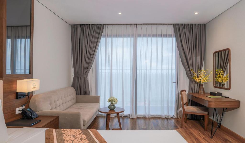 Vipol Muine Hotel & Spa elegantā numura interjers ar skatu.