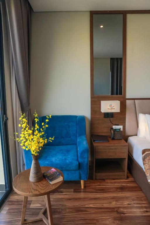 Vipol Muine Hotel & Spa numurs ar zilu krēslu un ziediem