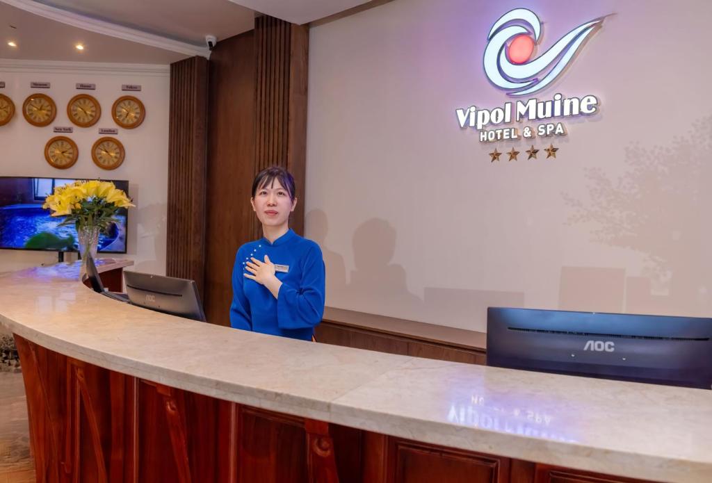 Vipol Muine Hotel & Spa reģistratūra ar viesmīlīgu darbinieci.