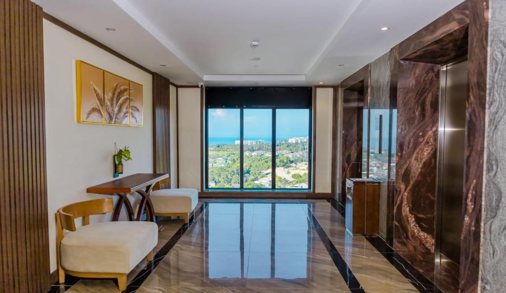 Vipol Muine Hotel & Spa elegantais foajē ar skatu uz okeānu.