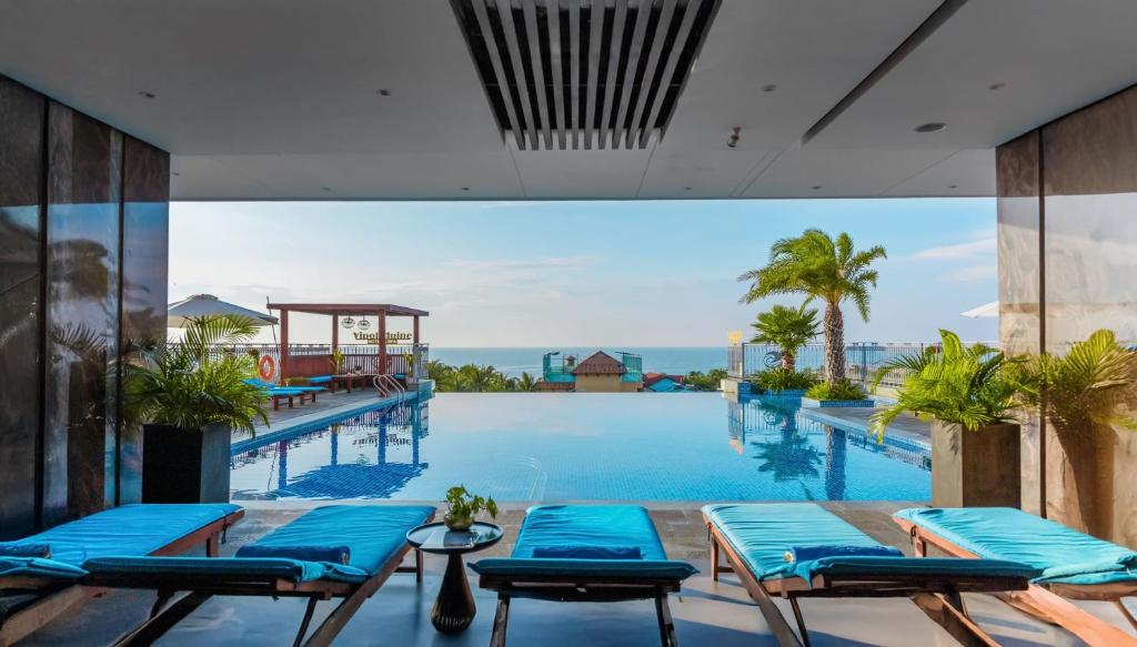 Vipol Muine Hotel & Spa infinity pool with ocean view.
