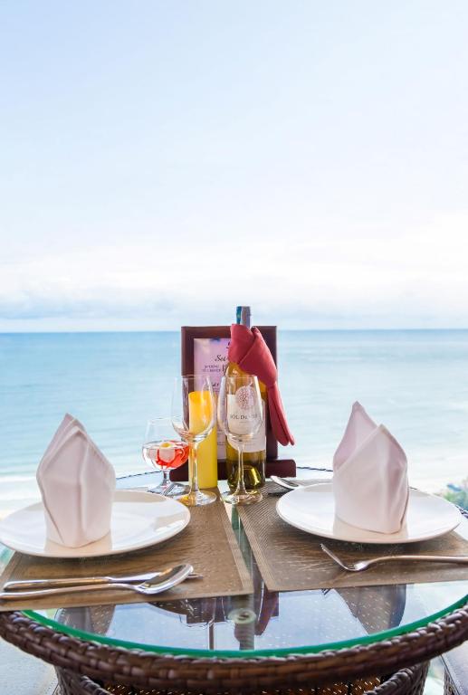 Romantisks galda klājums ar skatu uz jūru Vipol Muine Hotel & Spa