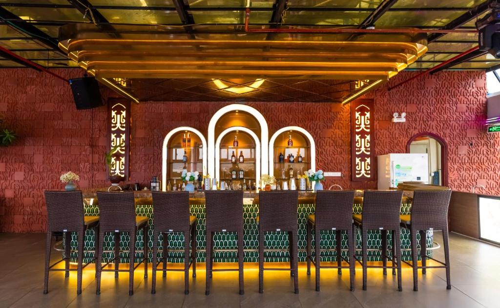 Vipol Muine Hotel & Spa bārs ar elegantu apgaismojumu.