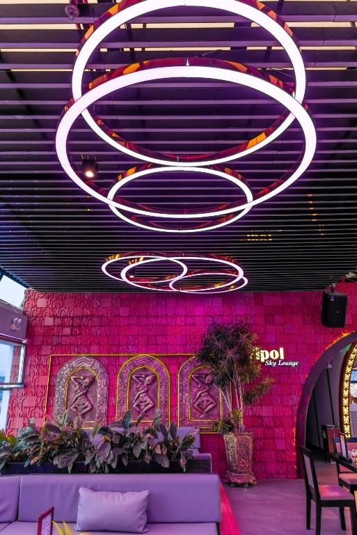 Vipol Muine Hotel & Spa modernā bāra interjers ar neona apgaismojumu.