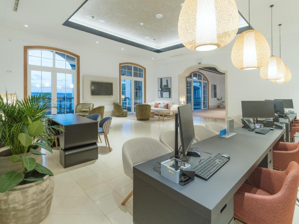 Moderns reģistratūras zona Dreams Madeira Resort Spa & Marina ar skatu uz jūru.