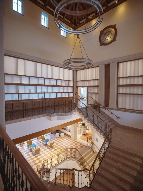 Mūsdienīga ieejas zona Dreams Madeira Resort Spa & Marina ar elegantu kāpņu telpu.