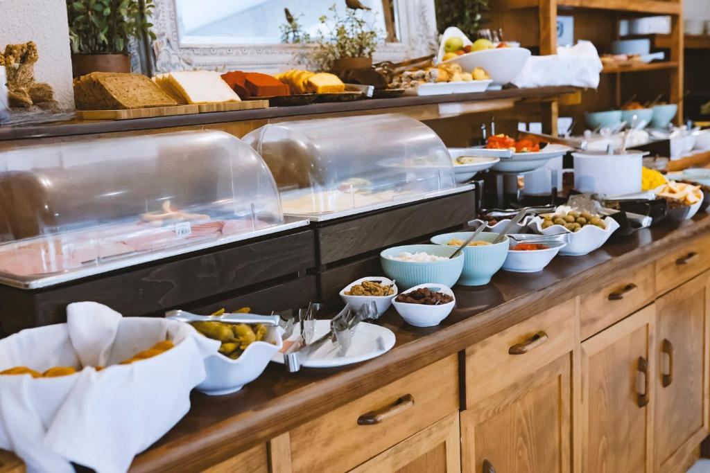 Bagātīgs brokastu bufete ar dažādām uzkodām, siera un gaļas izvēlēm, kā arī svaigiem dārzeņiem un augļiem. Ideāla vieta, lai uzsāktu dienu.