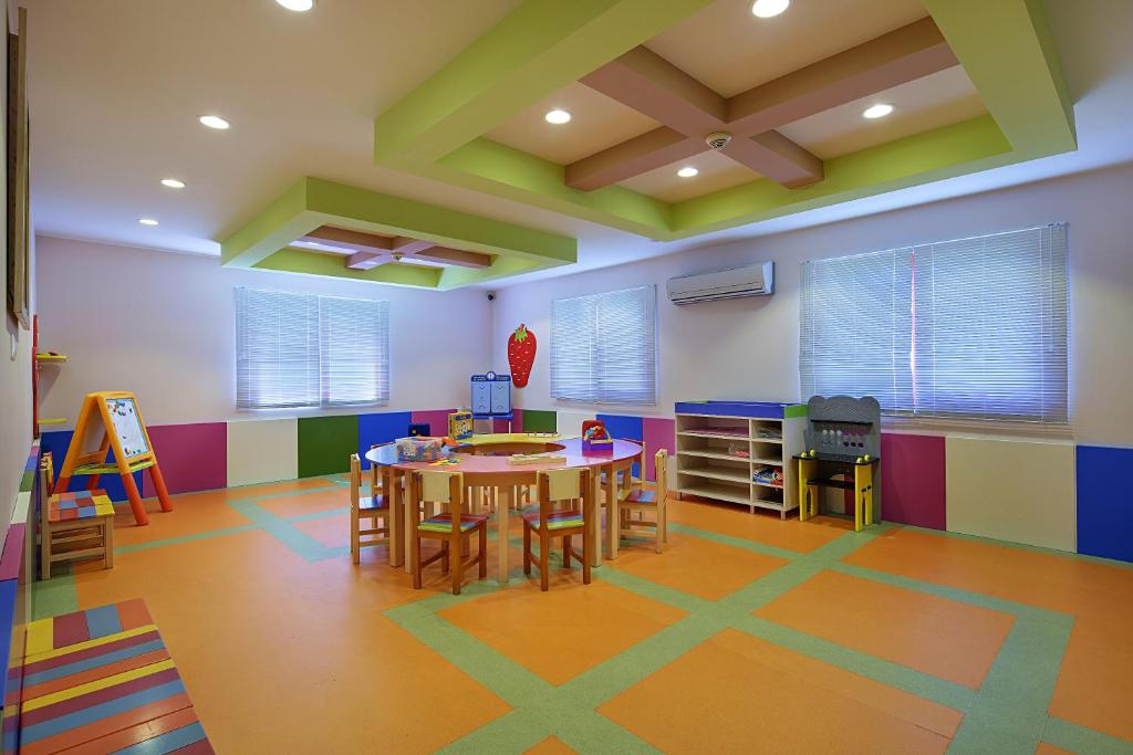 Bērnu spēļu istaba Bellis Deluxe Hotel ar krāsainām mēbelēm.