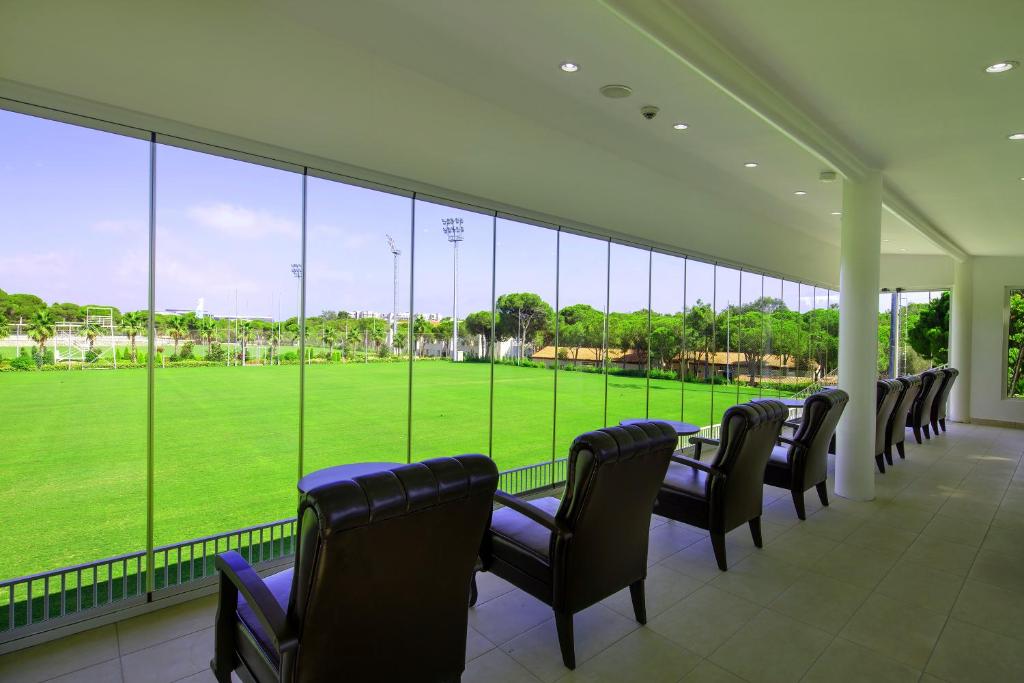 Skats no Bellis Deluxe Hotel uz zaļo futbola laukumu.