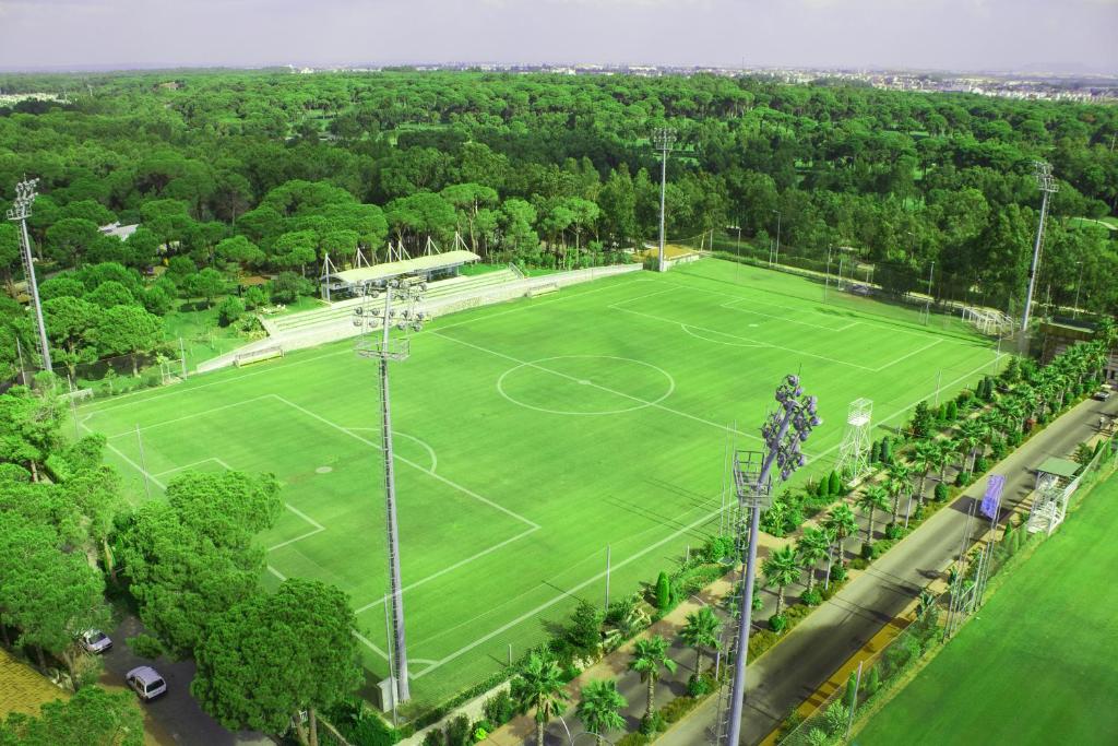 Futbola laukums pie Bellis Deluxe Hotel, ieskauts zaļajā dabā