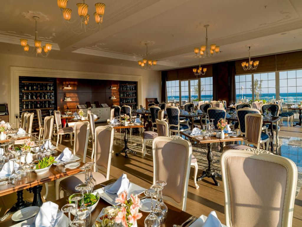 Restorāns ar skatu uz jūru Gural Premier Belek viesnīcā