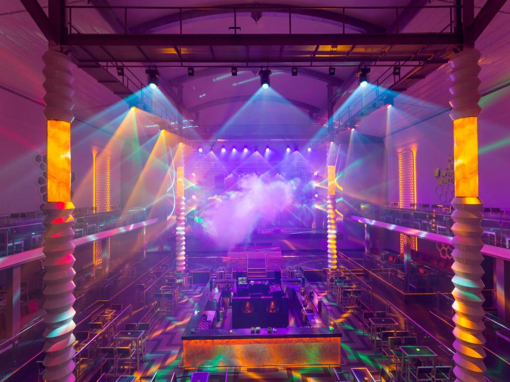 Gural Premier Belek naktsklubs ar krāšņām gaismām