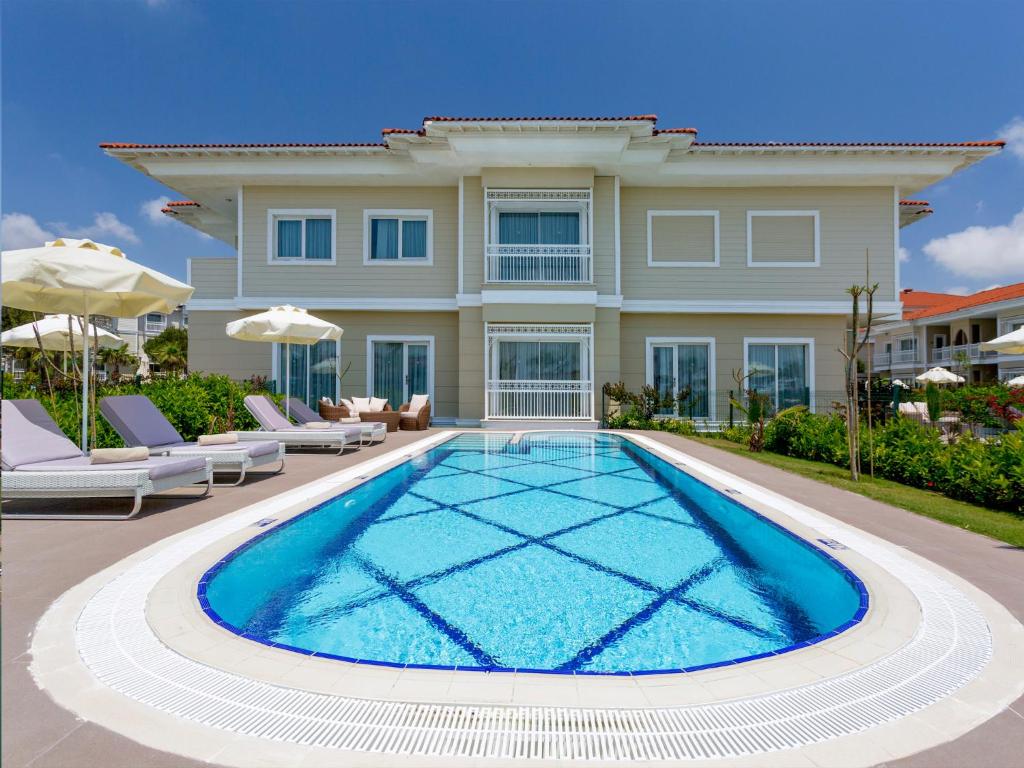 Privātbaseins pie Gural Premier Belek villas.