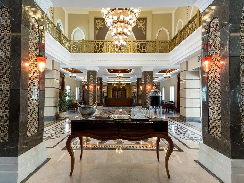 Gural Premier Belek grezna viesnīcas vestibils ar elegantu dizainu.