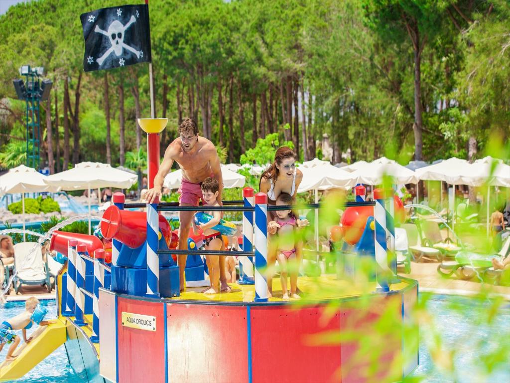 Bērni spēlējas ūdens atrakciju parkā Gural Premier Belek.