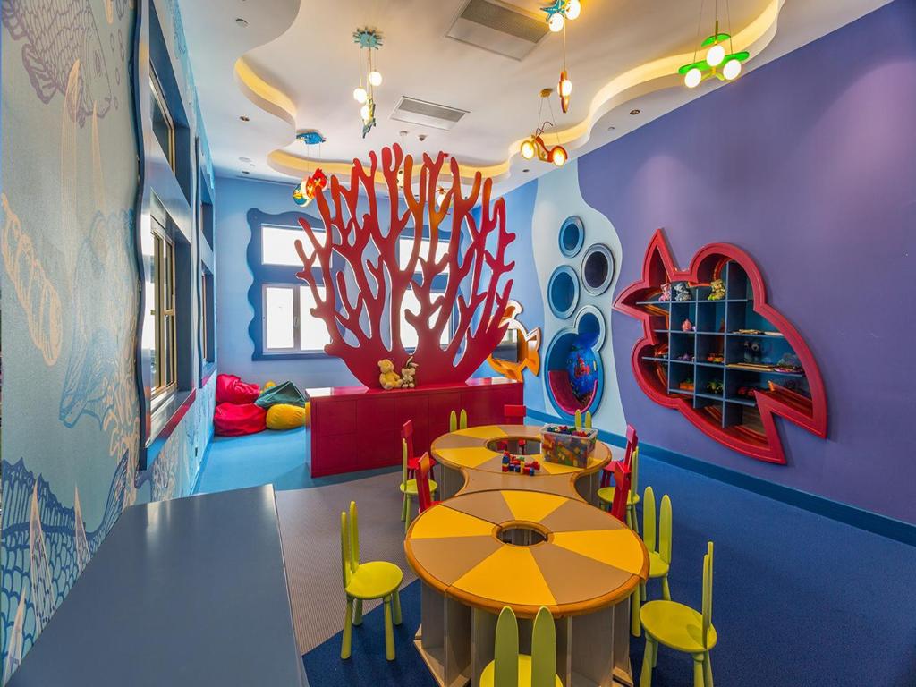 Krāsains bērnu rotaļu laukums viesnīcā Gural Premier Belek.