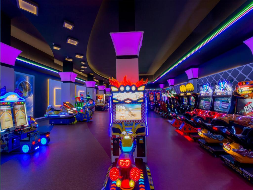 Gural Premier Belek spēļu zāle ar krāsainām gaismām