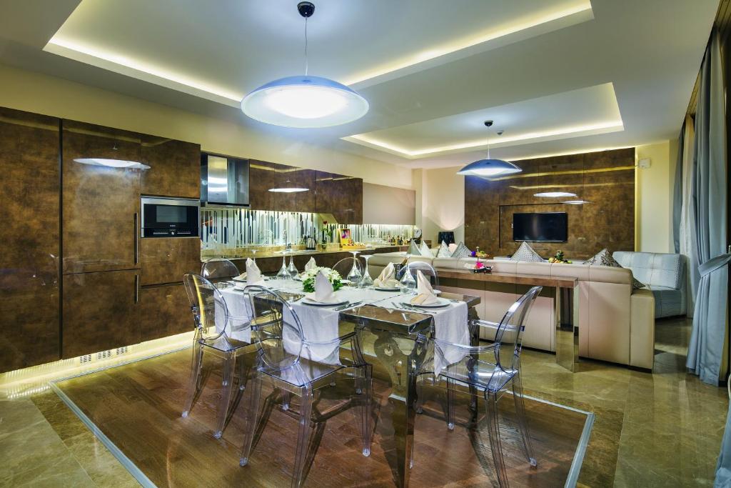 Moderns ēdamzāles un viesistabas interjers Bellis Deluxe Hotel