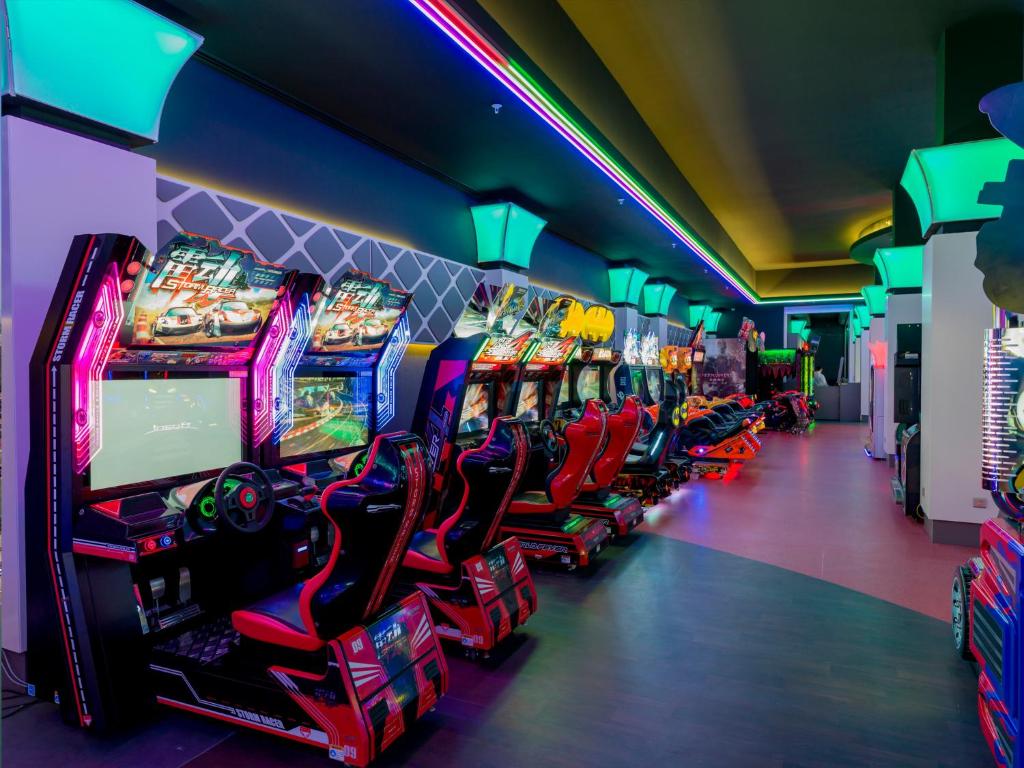 Gural Premier Belek spēļu automātu zāle ar sacīkšu simulatoriem.