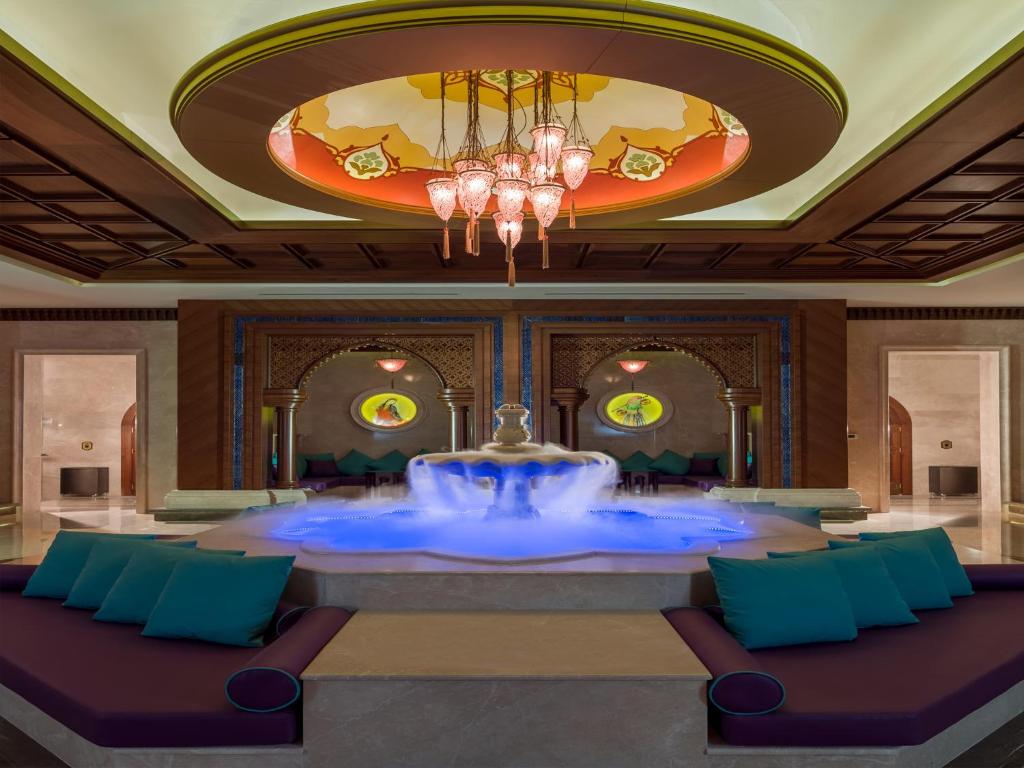 Gural Premier Belek viesnīcas grezna atpūtas telpa ar strūklaku.