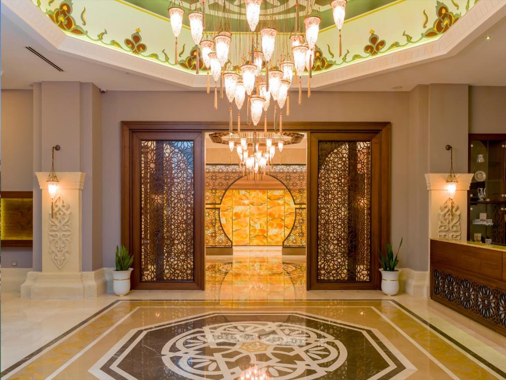 Elegants Gural Premier Belek viesnīcas interjers ar izsmalcinātu lustru.