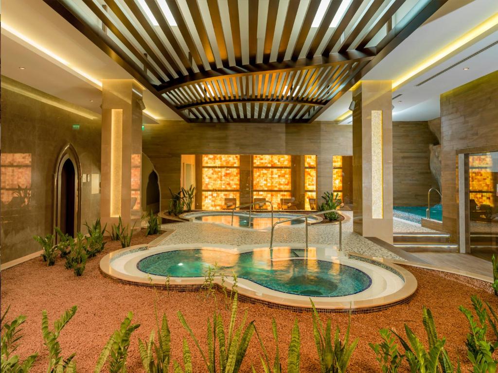 Gural Premier Belek spa zona ar baseiniem un modernu interjeru.