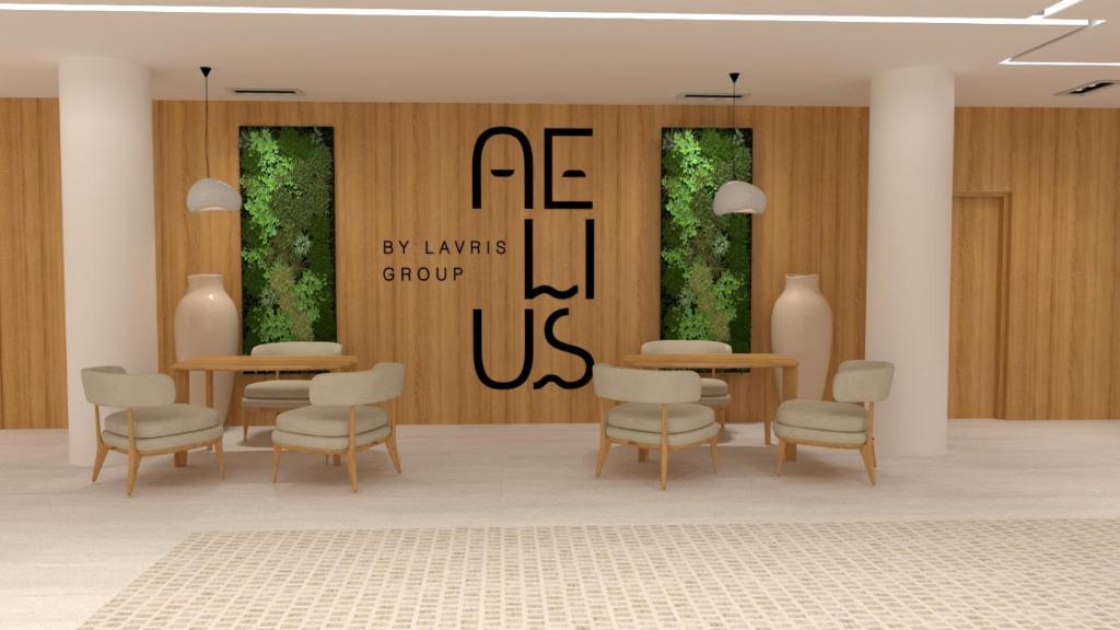 Mūsdienīgs interjers ar koka apdari un augu elementiem, kas veido patīkamu atmosfēru. Telpā atrodas elegantas mēbeles un logo "AEWUS by Lavris Group".