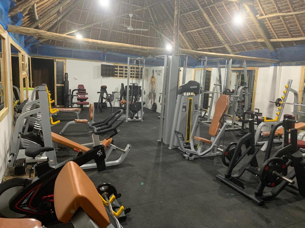 Sporta zāle ar dažādām trenažieru iekārtām un svaru stendiem, izvietota telpā ar koka jumtu un labu apgaismojumu. Ideāla vieta fiziskajām aktivitātēm un treniņiem.