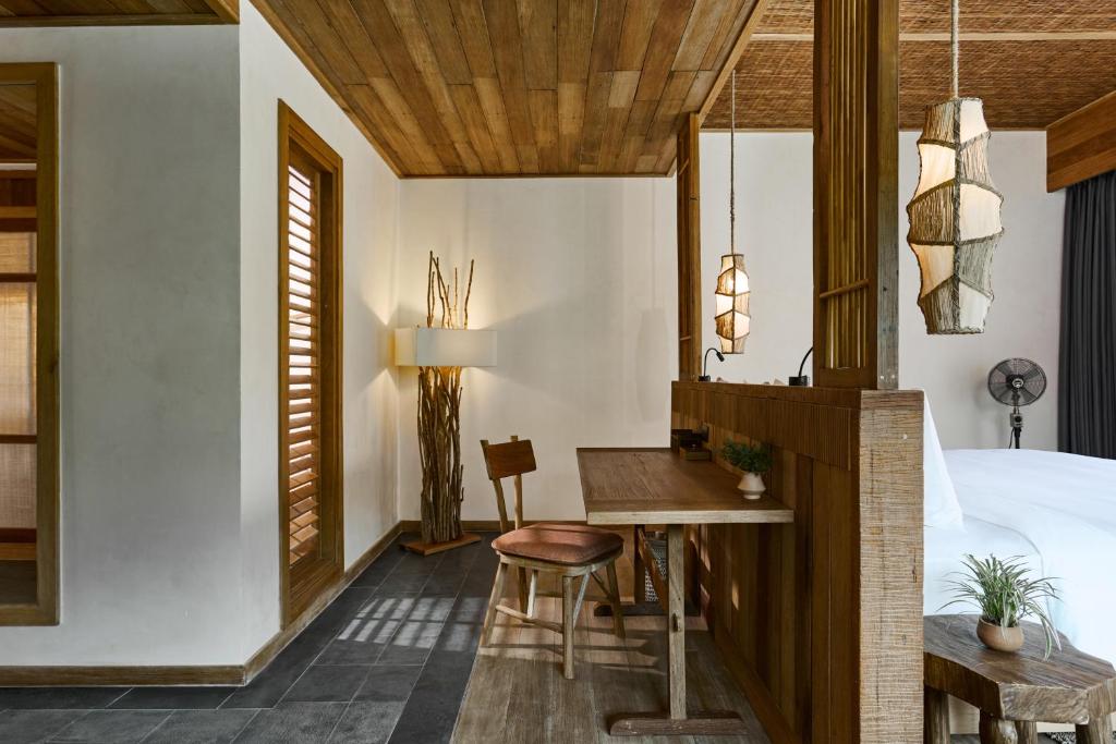 Mūsdienīga guļamistaba ar dabīgiem materiāliem, koka apdari un elegantu apgaismojumu. Interjers veidots, lai radītu mierīgu un relaksējošu atmosfēru.