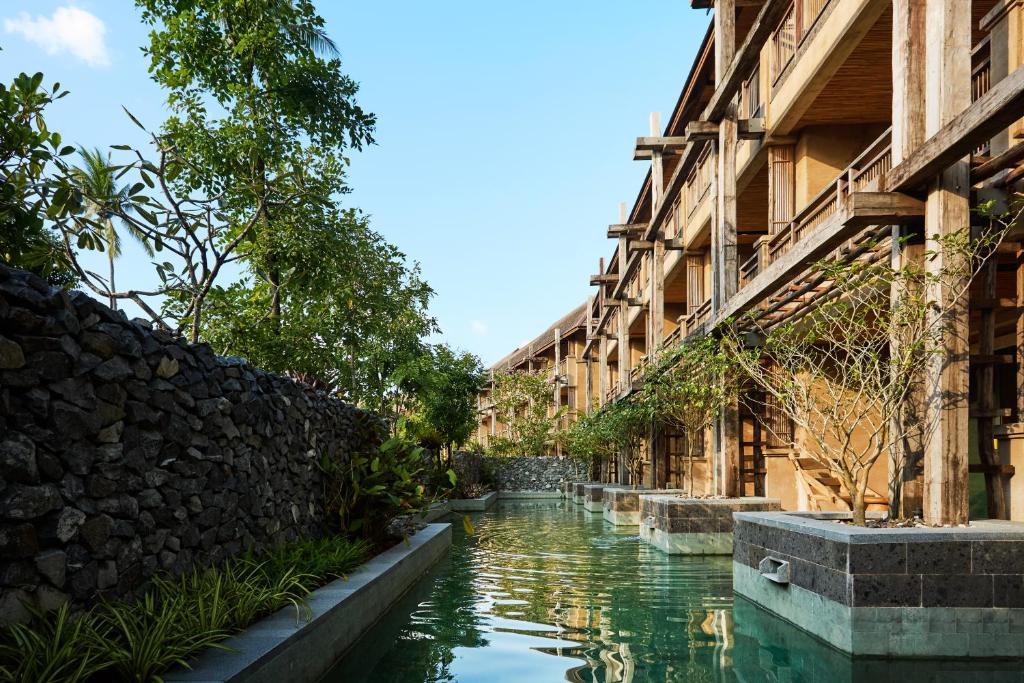 Mūsdienīga kūrorta arhitektūra ar ūdensceļiem un zaļām terasēm, kas rada mierīgu atmosfēru. Ideāla vieta atpūtai un relaksācijai.